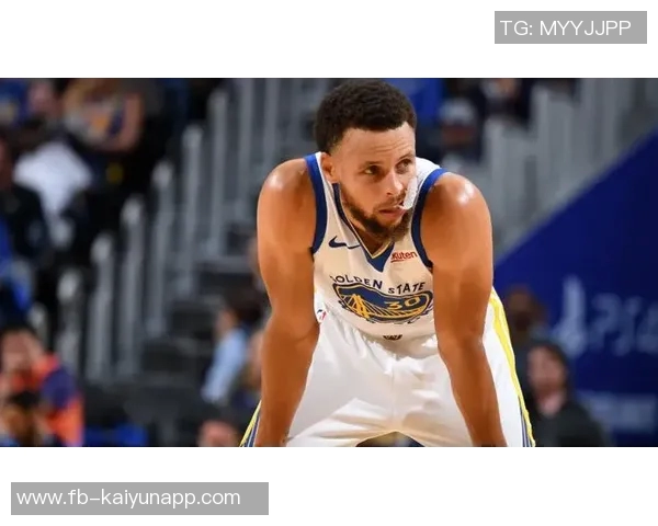 库里股四头肌受伤赛后痛苦一瘸一拐离场引发球迷担忧