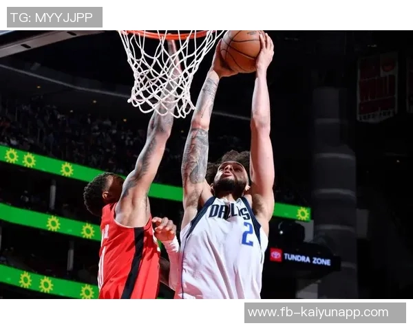 马丁因踩对手脚面被判进攻犯规并受伤独行侠请求挑战改判为防守犯规